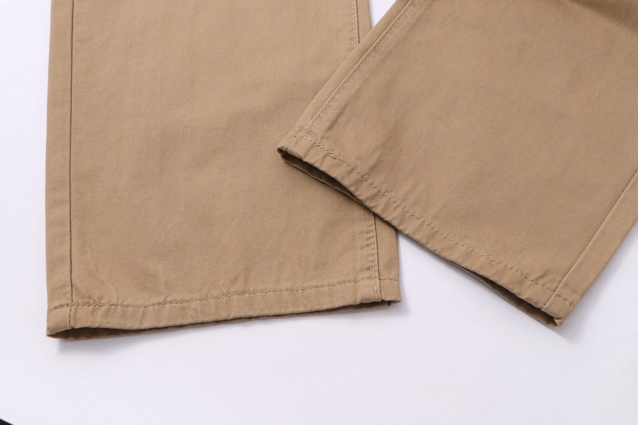 P220 model number: H70 ChromeHearts & Chrome Heart Khaki clean casual pants and jeans, original hardware accessories, washed and other hanging tags, QR code analysis is from the original factory, high degree of restoration, you are welcome to compare the products~ Three-dimensional version, loose and comfortable, not picky about the figure, taller and slimmer, factory Seiko, original quality control, same style for men and women, can be matched with couples, versatile recommendation, must-have jeans for all seasons, fashionable people have been disappointed From the quality selection of fabrics, the tailoring of details, and the matching of patterns, everything is impeccable! The upper body is so handsome when worn...it can be easily worn by men, women and children! The craftsmanship is made of heavy-duty washed pure cotton denim fabric. After washing, it is soft and thick and looks very stylish when worn. Size: 28, 30, 32, 34, 36 (S-XXL) Color: Khaki